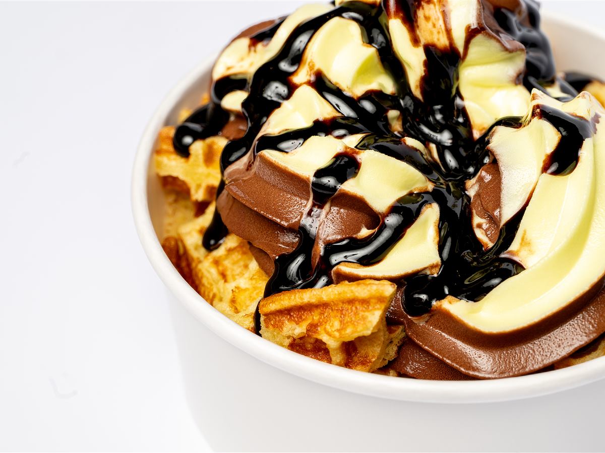 Waffle cu cremă de ciocolată și topping de ciocolată