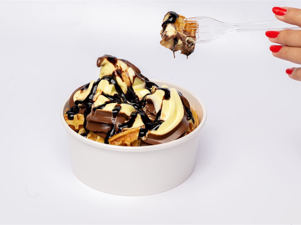 Turnăm topping de ciocolată peste waffle