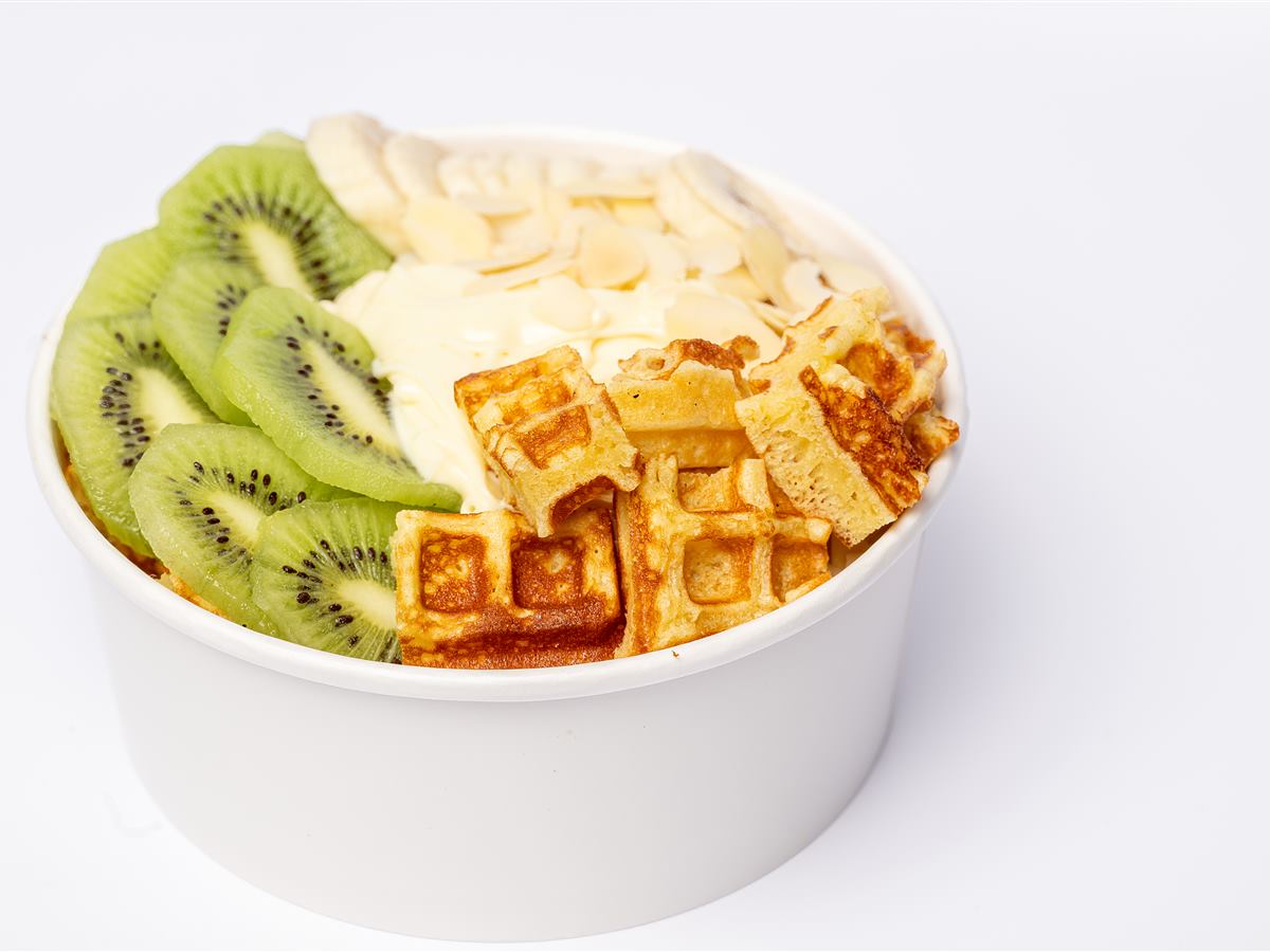 Bol cu waffle, kiwi, banane și frișcă