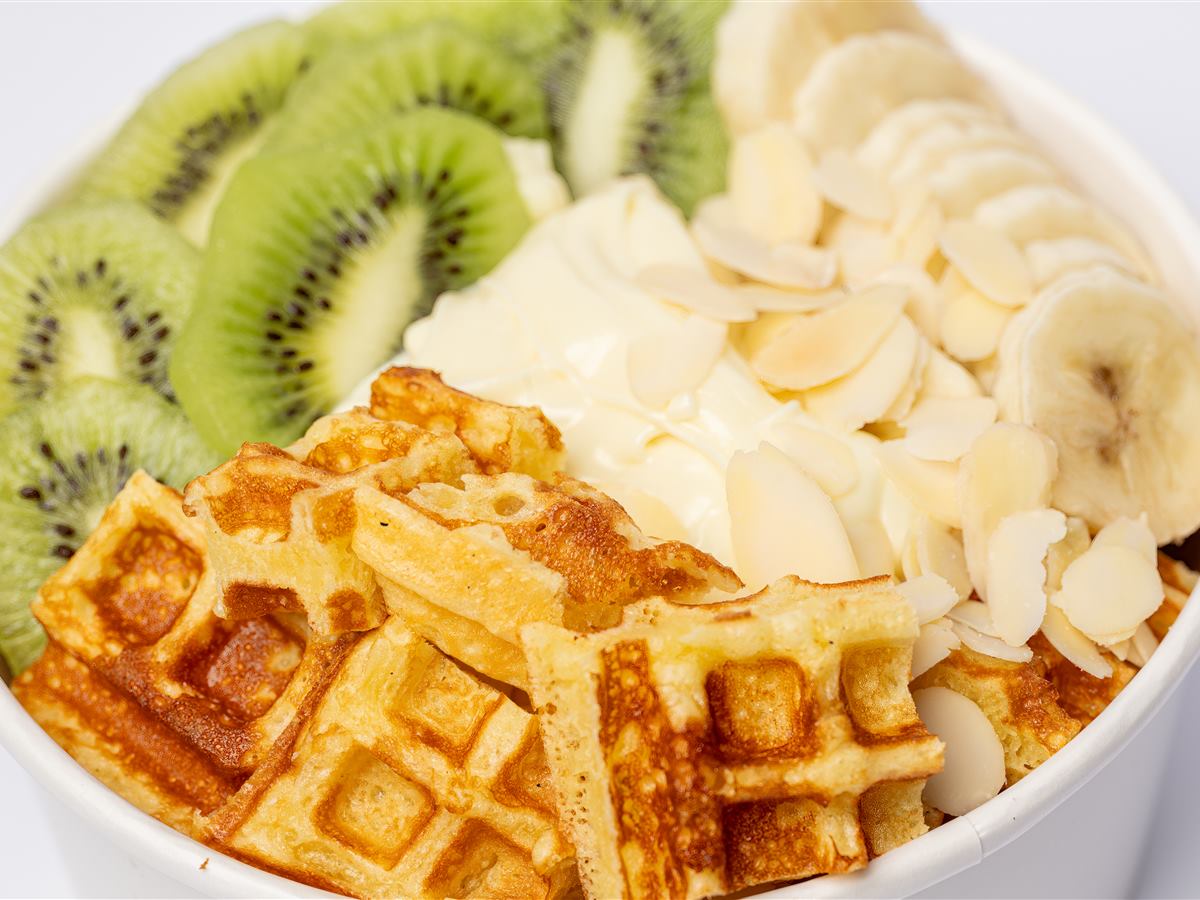 Waffle cu kiwi, banane și migdale, în detaliu