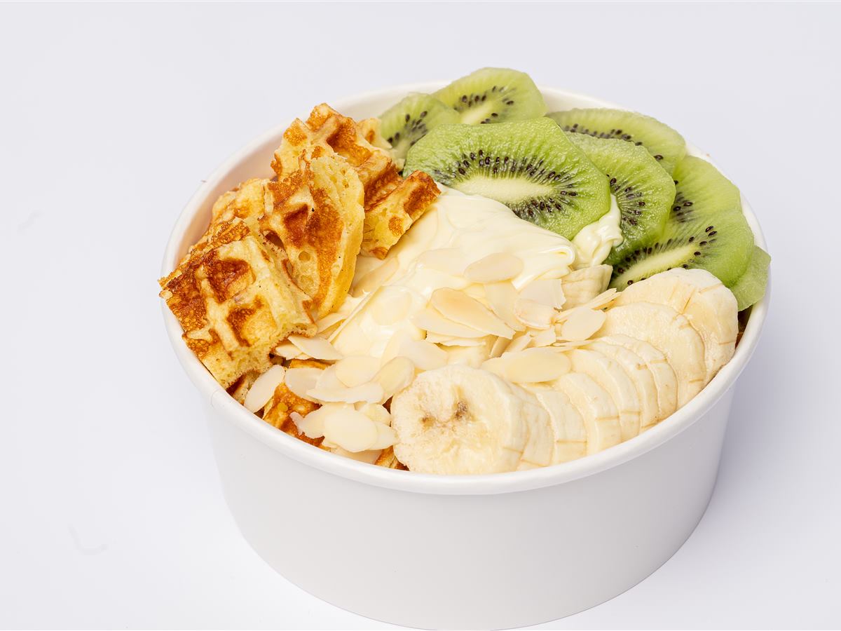 Bol cu waffle, frișcă, banane și kiwi