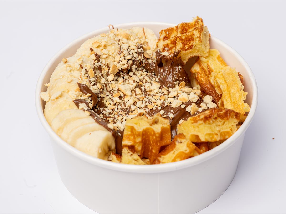 Waffle cu Nutella, banane și alune