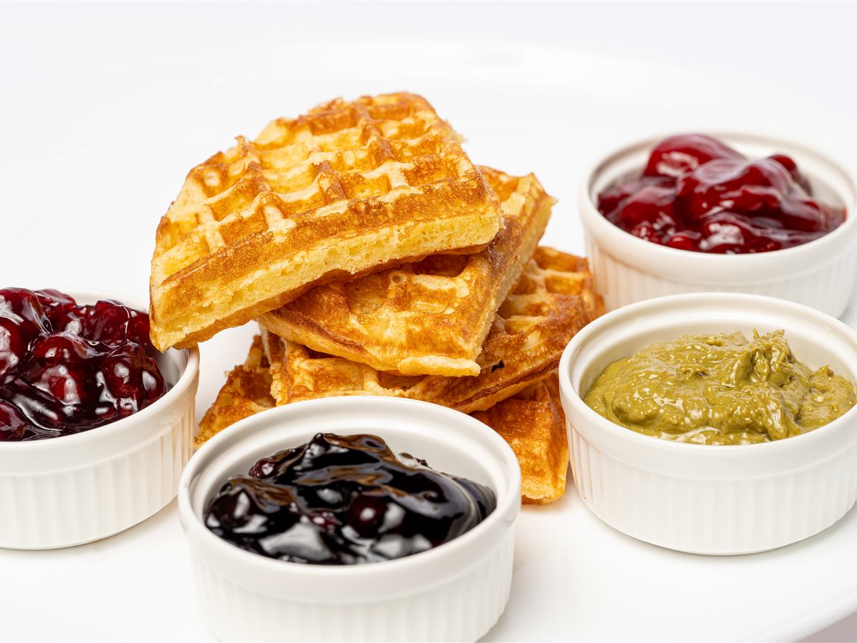 Bucăți de waffle cu dulceață de vișine și cremă
