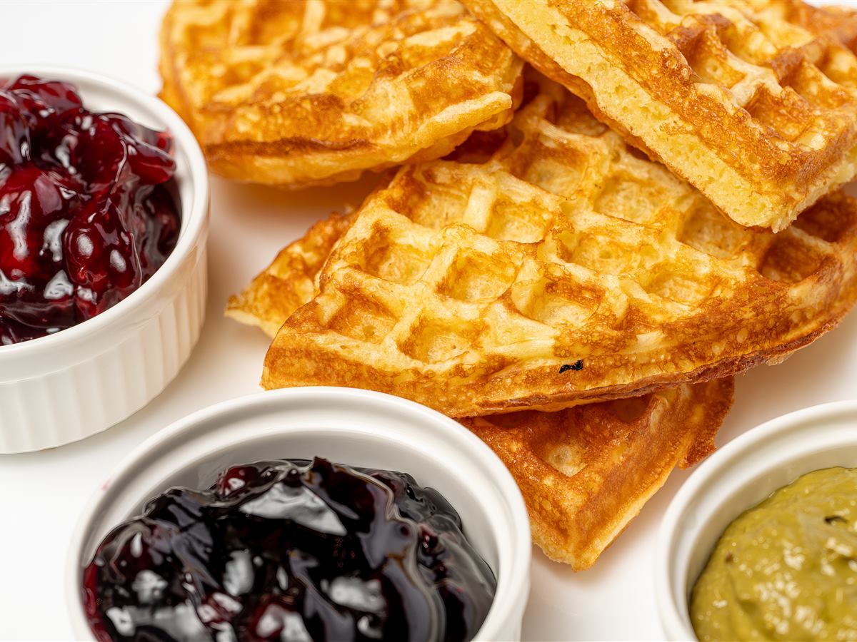 Waffle-uri cu dulcețuri asortate, în prim-plan