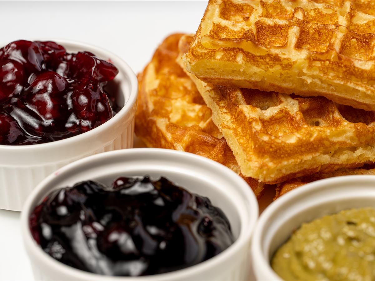 Dulceață de vișine și cremă Zuppa lângă waffle